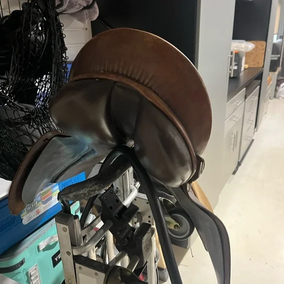 Brown Leather Horse Saddle - Picture 2 of 3